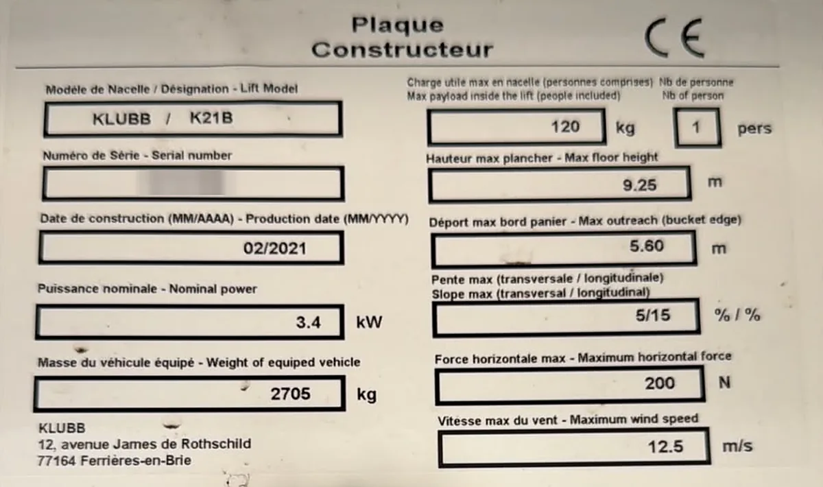 Plaque constructeur Klubb K21B : 120 kg et 1 personne dans le panier, plancher à 9,25 m, déport de 5,60 m, vent maximal de 12,5 m/s