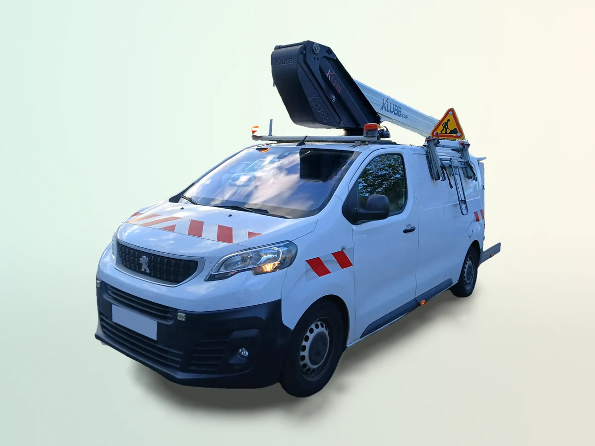 Camion-nacelle Peugeot Expert équipé Klubb KL21B de la flotte Rentaloc, format compact