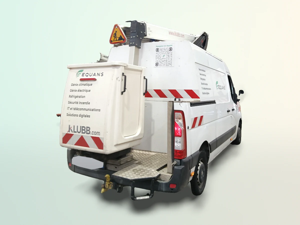 Camion-nacelle Renault Master Klubb vu de l'arrière, panier et plateau, en atelier