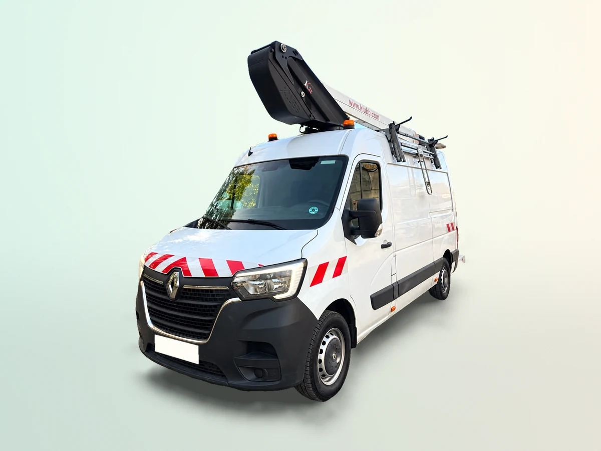 Camion-nacelle Renault Master Klubb K32 de 12,50 m de la flotte Rentaloc, nacelle repliée