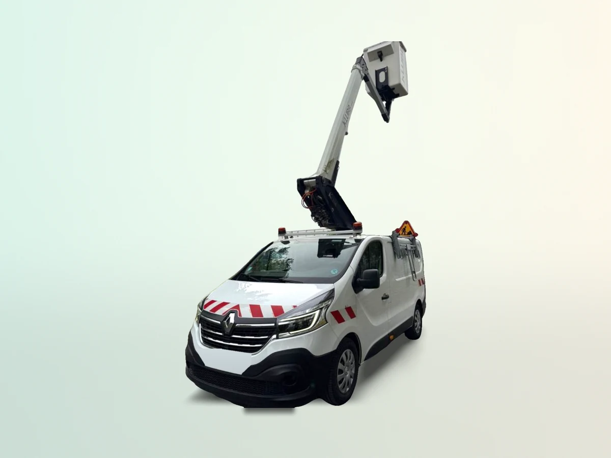 Camion nacelle Renault Trafic Klubb, nacelle déployée, en location au mois chez Rentaloc en Essonne